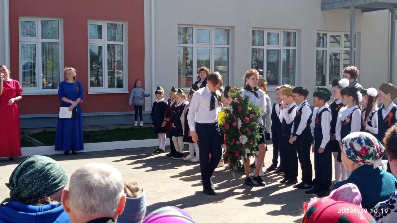 Возложение венка к памятнику погибшим в ВОВ.